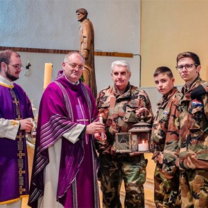 Betlehemsko svjetlo uneseno u Nacionalno svetište sv. Josipa u Karlovcu